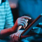 Qawla Zūr di Ujung Jari: Saat Fitnah Berjamaah dalam Scrolling Gawai