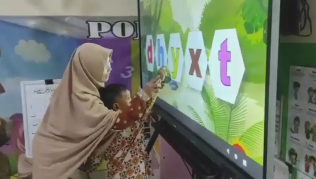 Interactive Flat Panel Tingkatkan Pembelajaran Anak Usia Dini di 3T