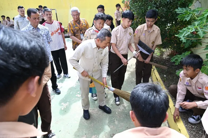 Wamen Fajar Dorong Kebiasaan Bermasyarakat melalui Jumat Bersih di SMPN 70 Bandung