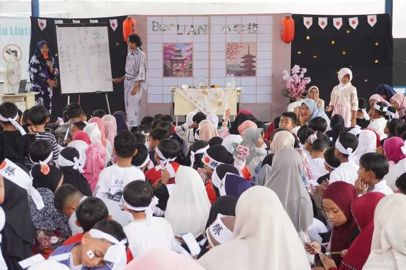 Serunya Belajar Huruf Katakana di International Day Bernuansa Jepang Berlian Primary School