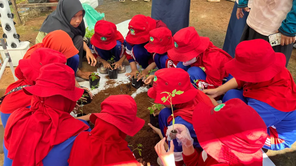 Petik Sayur, Beri Makan Ternak, Rakit Listrik! Outing Class SD Al Madani Bikin Ketagihan