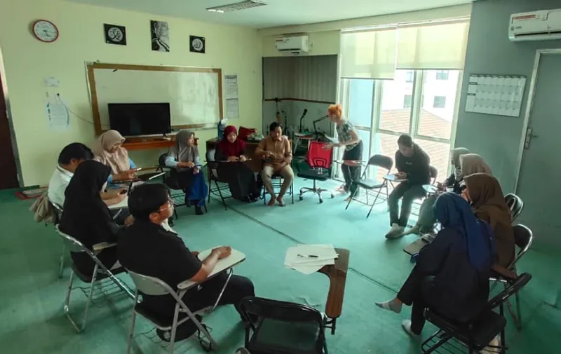 Dua Bulan Tinggal di Umsura, Profesor AS Sulap Teater Jadi Gerakan Ekologi