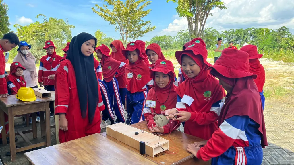 Petik Sayur, Beri Makan Ternak, Rakit Listrik! Outing Class SD Al Madani Bikin Ketagihan