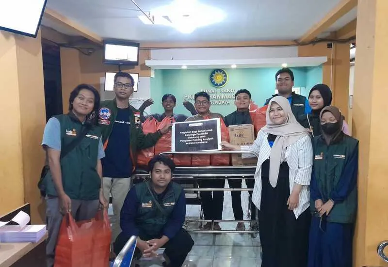 Relawan Seger Waras dan Lazismu Bagikan Makan Sahur Gratis di RS PKU Muhammadiyah Surabaya
