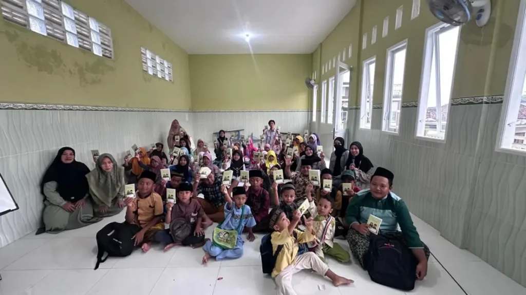 Mahasiswa KKN UMG Hadirkan Buku Prestasi di TPQ Ar-Ridho