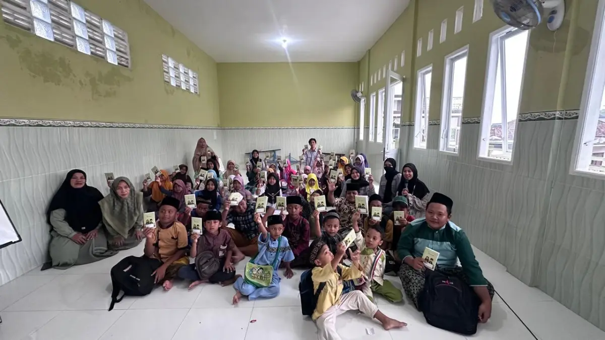 Mahasiswa KKN UMG Hadirkan Buku Prestasi di TPQ Ar-Ridho