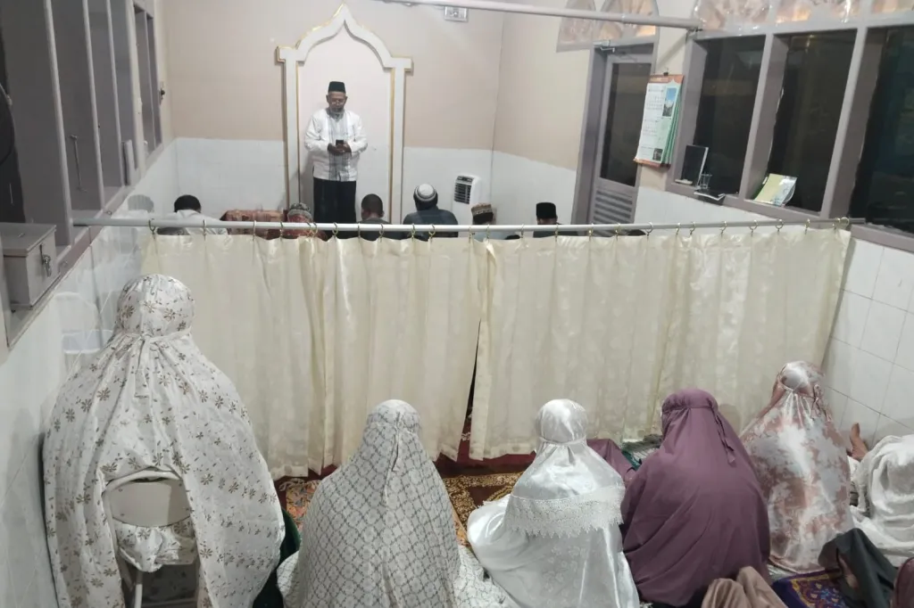 Tarawih Perdana di Mushollah Al-Jihad Giri Gajah Dipadati Jamaah