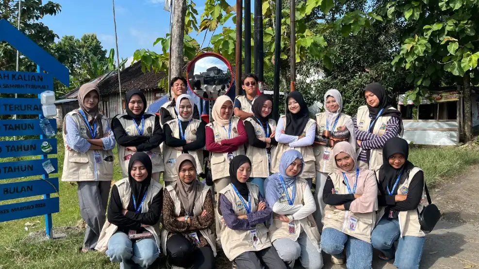 Peduli Keselamatan Warga, KKN STIKES Muhammadiyah Bojonegoro Pasang Inovasi Convex Mirror