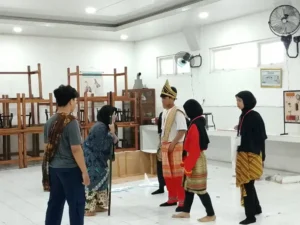 Ujian Praktik Bahasa Indonesia di SMP Muven: Siswa Hidupkan Legenda Malin Kundang
