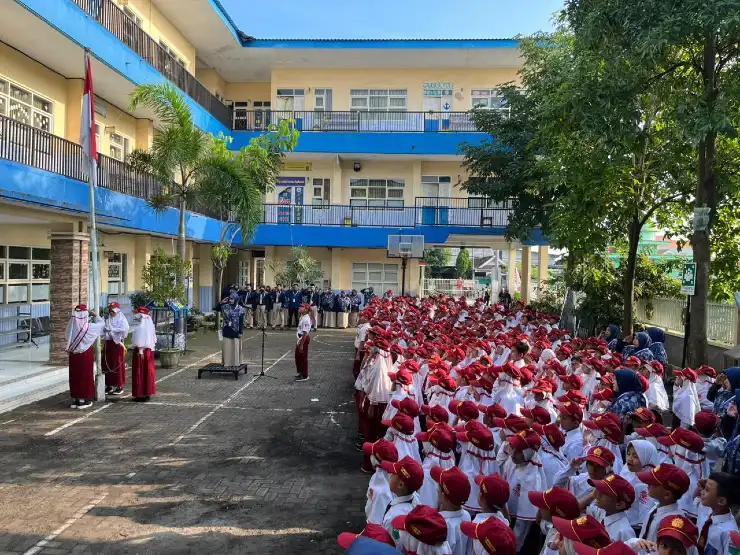 Upacara Tiga Bahasa Warnai Pagi SD Muhdelta