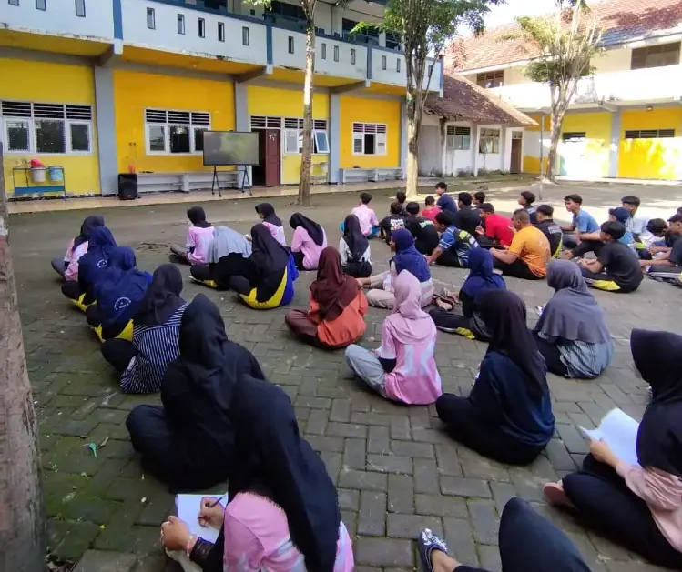 Pengembangan Diri Edukasi Pupuk Kompos Jadi Inovasi Pembelajaran SMP Muhammadiyah 13 Kalen