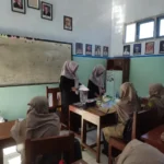 Iwama Mengajar di MTs Muhsix Sugihan, Ajarkan Jual Beli Lewat Olahan Makanan