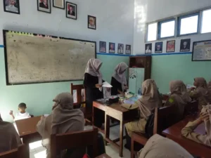 Iwama Mengajar di MTs Muhsix Sugihan, Ajarkan Jual Beli Lewat Olahan Makanan