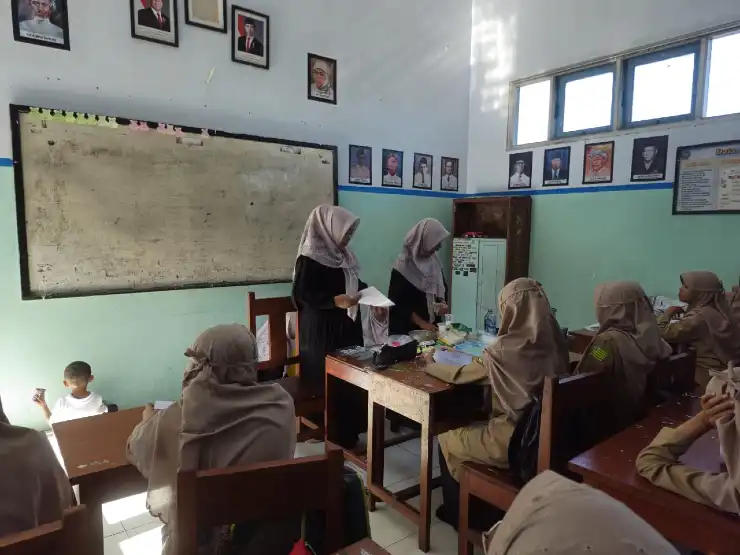 Iwama Mengajar di MTs Muhsix Sugihan, Ajarkan Jual Beli Lewat Olahan Makanan