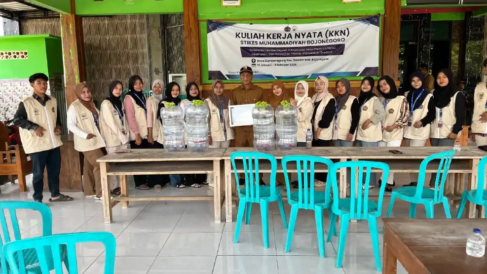 Budidaya Ikan Lele dalam Galon dengan Sistem Akuaponik Sederhana Ala KKN STIKES Muhammadiyah Bojonegoro