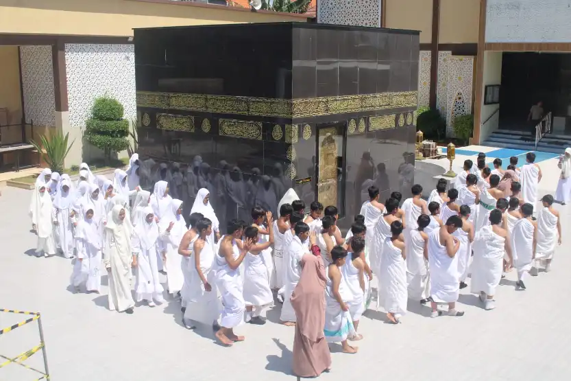 Langkah Kecil Menuju Baitullah: Semangat Siswa SD Muhammadiyah 10 Balongbendo saat Manasik Haji
