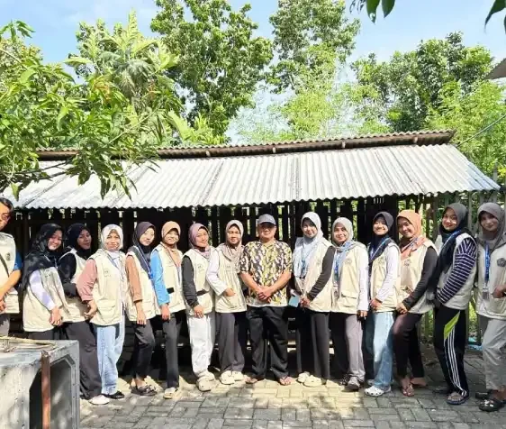 Mahasiswa KKN STIKES Muhammadiyah Bojonegoro Serahkan Bibit Ikan Tawas