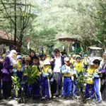 Petualangan Hijau Siswa SD Muhammadiyah 18 Surabaya: Serunya Belajar Sambil Menanam Mangrove
