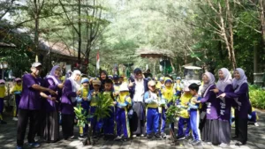 Petualangan Hijau Siswa SD Muhammadiyah 18 Surabaya: Serunya Belajar Sambil Menanam Mangrove