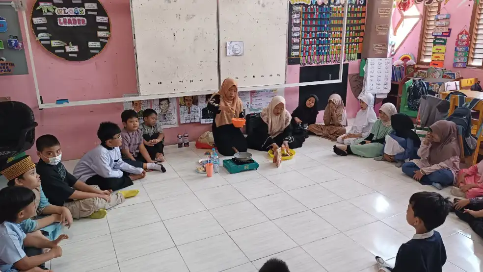 Siswa Kelas 2 SD Muhammadiyah 16 Surabaya Antusias Belajar Membuat Pancake