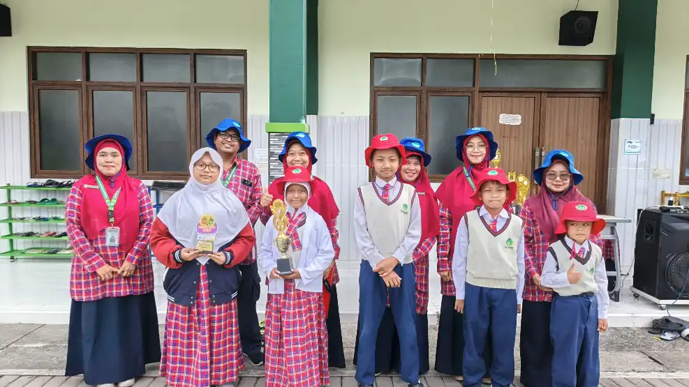 Sembilan Hari Jelang Ramadan, SD Almadany Setor Infak Filantropis ke Lazismu Gresik