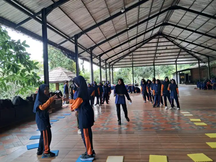 Outbound Spemdalas Latih Kepemimpinan dan Kekompakan Siswa