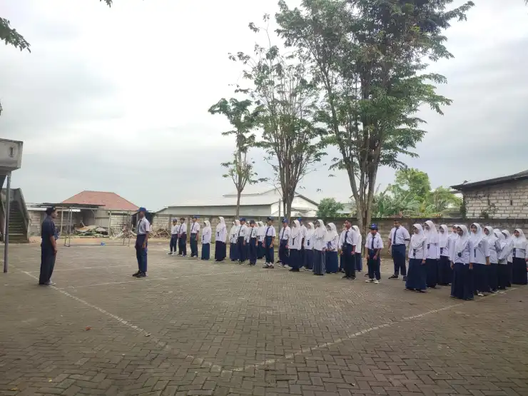 Apel Senin Pagi, Kepala SMP Muhammadiyah 13 Kalen Tekankan Kesadaran Kebersihan dan Semangat Belajar Jelang STS