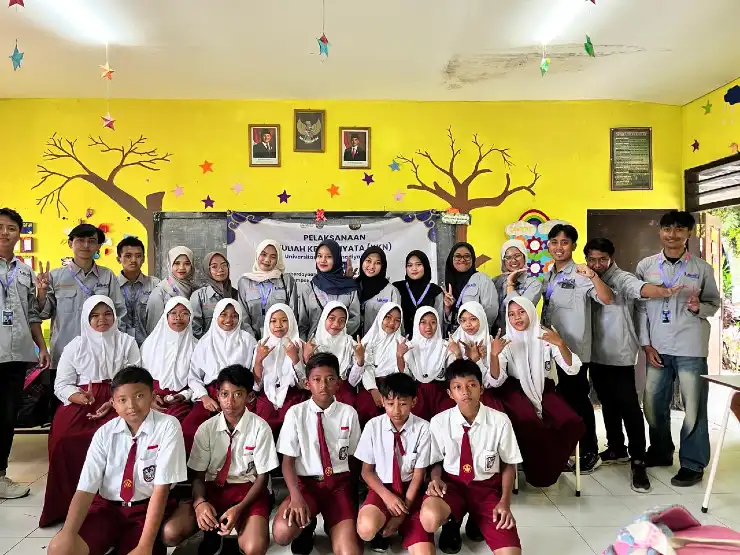 Mahasiswa KKN UMG Gelar Workshop Poster Digital Canva di SDN Talun
