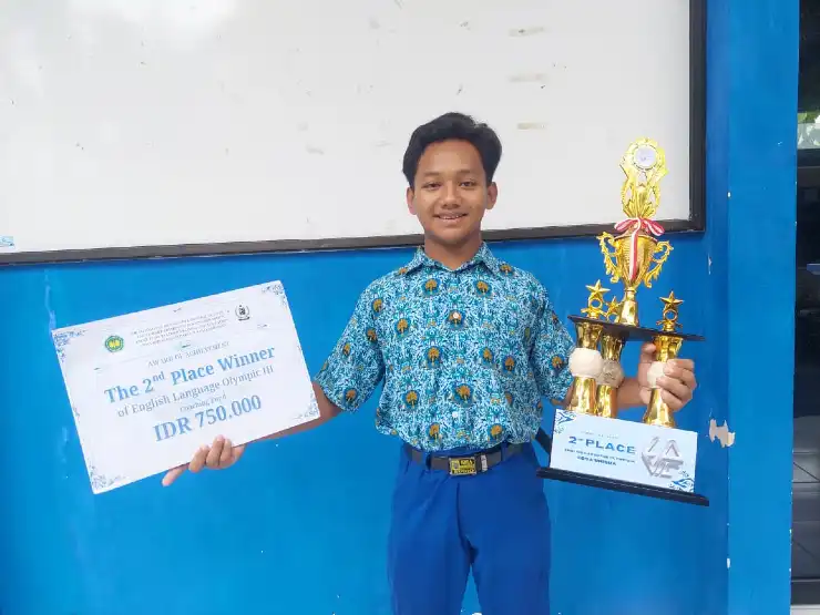 Muhammad Akhtar Zia Ul Haq Raih Juara 2 English Language Olympics SMA se-Jawa Timur