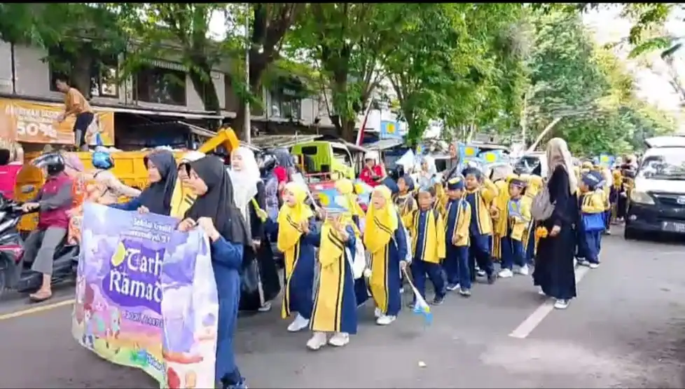 Semarak Tarhib Ramadan, Siswa SD Muhammadiyah 19 Rogojampi Pawai Penuh Antusias