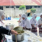 Soto Hangat Jadi Penyemangat Peserta Tes SPMB SMPM Jipat Karangasem
