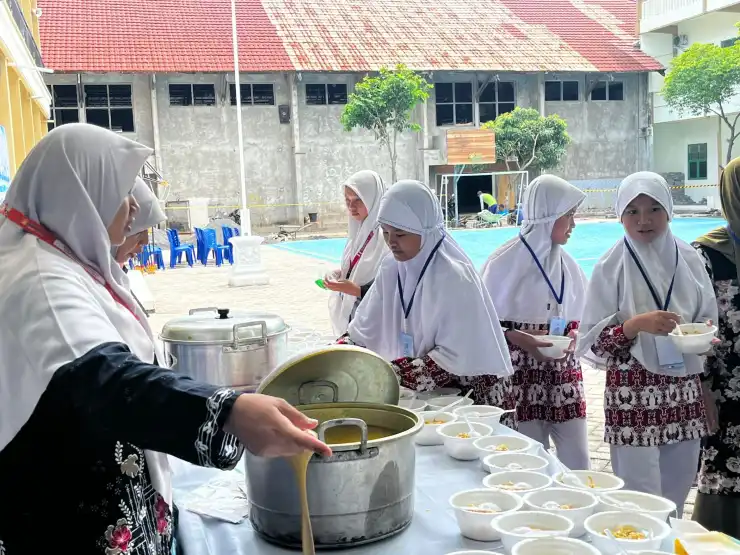 Soto Hangat Jadi Penyemangat Peserta Tes SPMB SMPM Jipat Karangasem