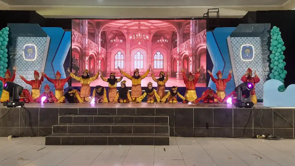 Warna-warni Kreativitas Siswa Mudabo: Tim Orkestra Berpadu di Panggung