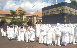 Antusias di Bawah Terik Matahari, Siswa Sekolah Kreatif SD Muhammadiyah 20 Surabaya Laksanakan Manasik Haji
