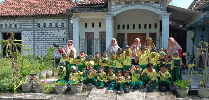 PAUD Aisyiyah 1 Cabang Turi Tanamkan Nilai Silaturahmi dan Sedekah melalui Pembelajaran Silaturahmi ke Ranting