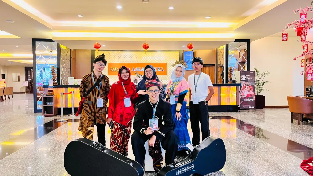 Harmoni Nawangsari Smamda Sidoarjo Menggema di Makassar, Sabet Perak OlimpicAD VIII