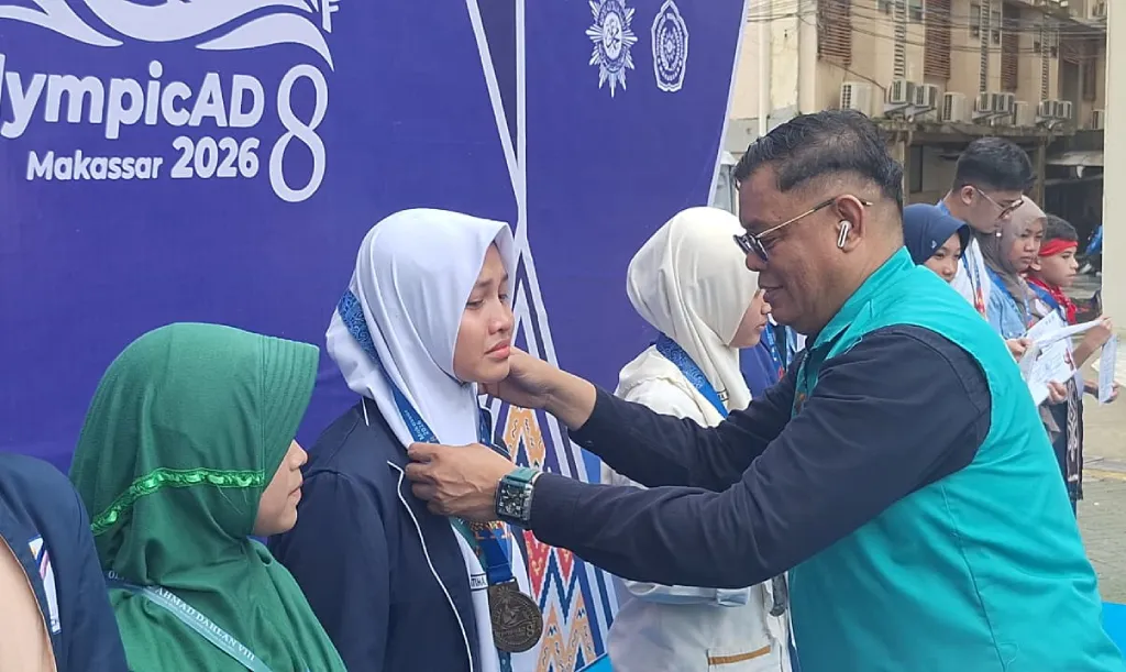 Air Mata di Panggung Makassar, Fatihah Persembahkan Emas News Reading OlympicAD VIII