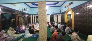 Ustaz Mulyogiato Tegaskan Perbedaan sebagai Rahmat pada Tarawih Perdana di Masjid Al-Hidayah PRM Jatikalang