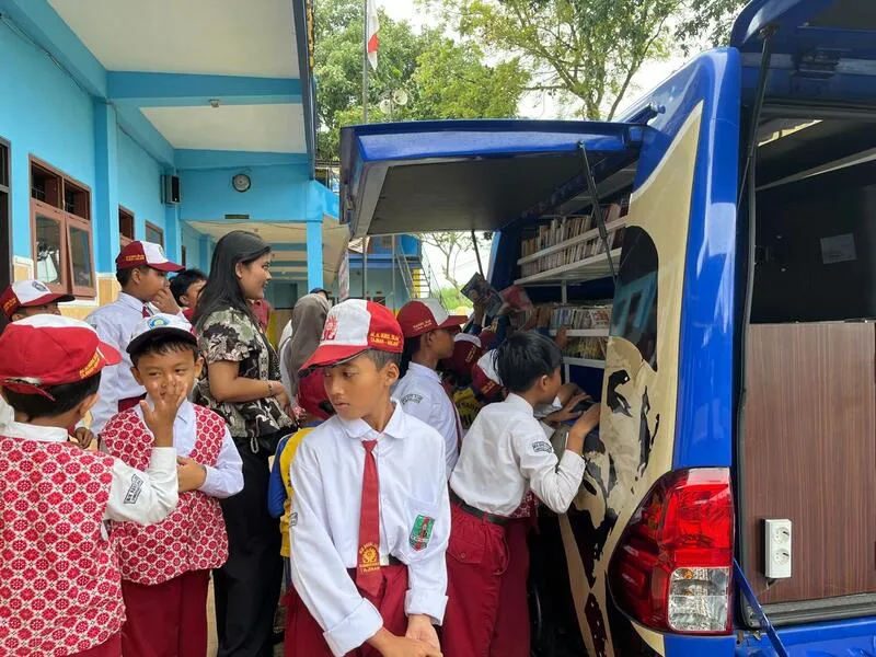Mobil Terbang RBC Institute AMF Tanamkan Kepedulian Lingkungan dan Budaya Literasi di MI Nurul Islam Tajinan