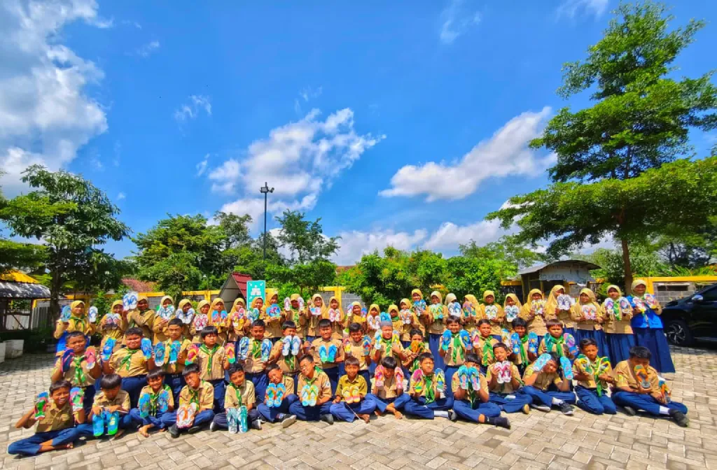 Sandal Jepit Jadi Kanvas, Siswa SDM 2 Tulangan Hidupkan Ragam Hias Nusantara