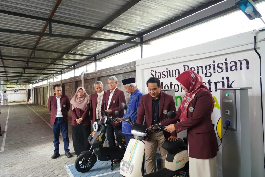 Di Usia 42, Umsura Nyalakan Energi Baru Lewat SPKL Panel Surya