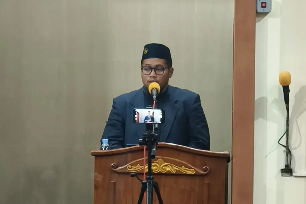 Rozaq Akbar Tekankan Kekuatan Tauhid saat Tarawih di Grabagan Tulangan