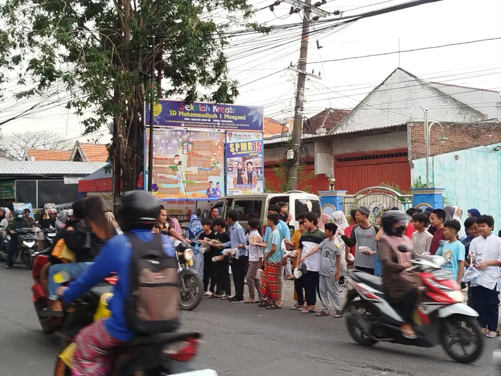 1.530 Takjil Dibagikan Siswa SD Muhammadiyah 1 Menganti