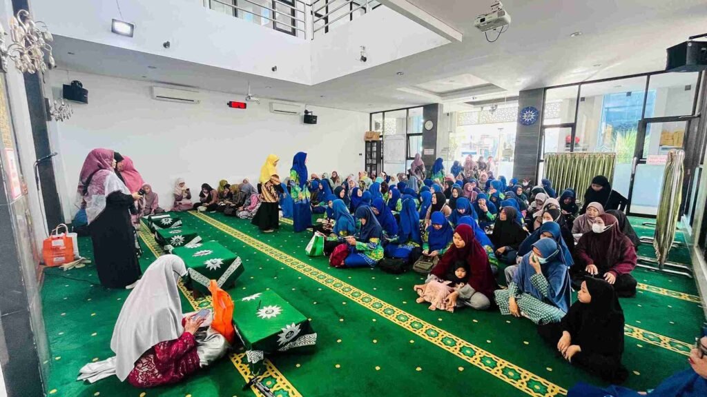 Ratusan Guru dan Karyawan AUA Terima THR dari UMM