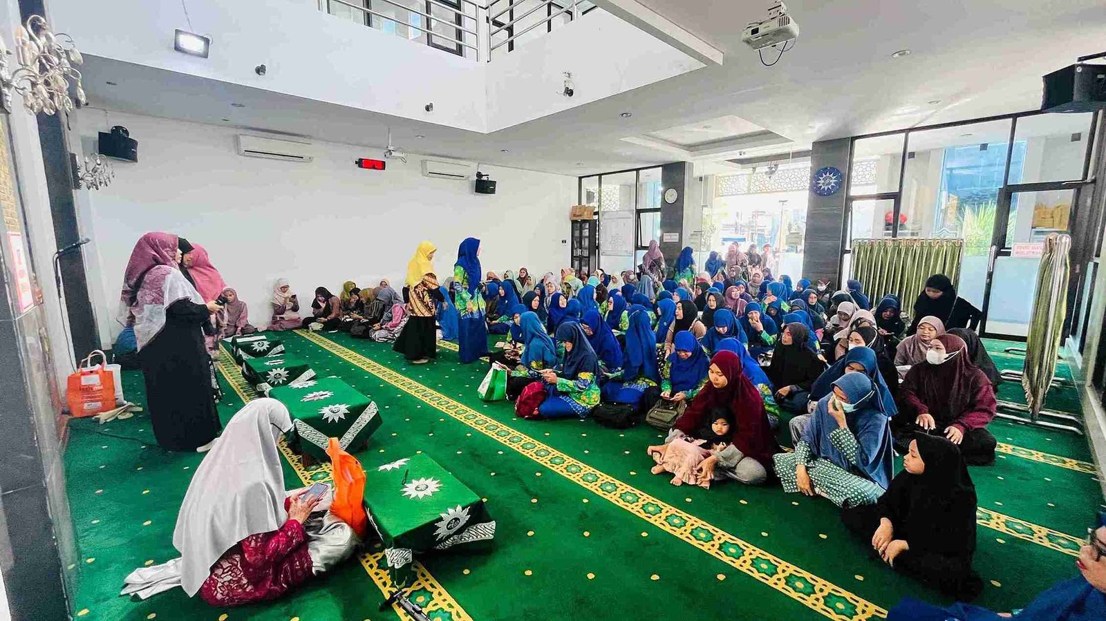 Ratusan Guru dan Karyawan AUA Terima THR dari UMM