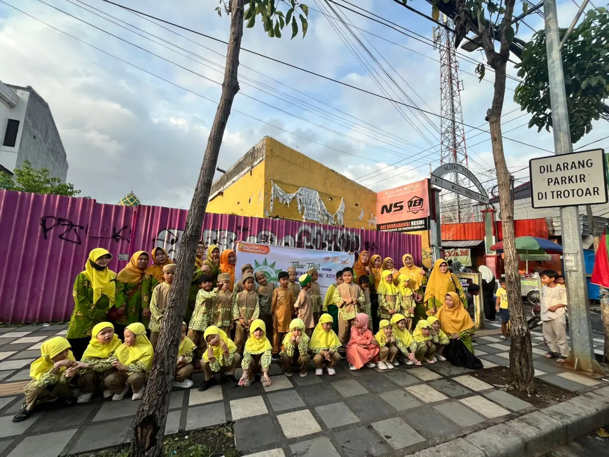 Semangat berbagi, Aisyiyah Gubeng Surabaya Tebar Ta’jil On The Road