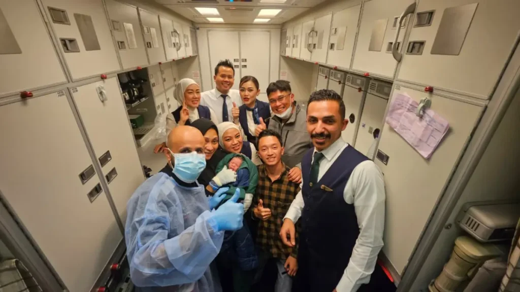 Aksi Heroik Alumni Unmuh Jember Bantu Persalinan di Pesawat