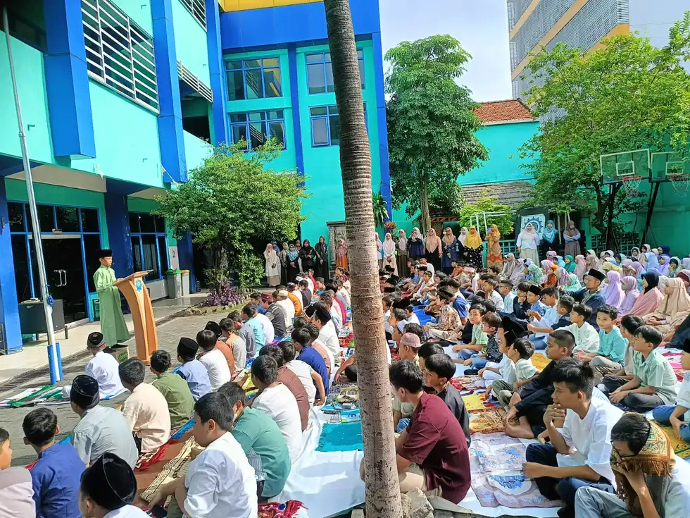 Belajar Praktik Ibadah, SD Mumtaz Adakan Simulasi Salat Idulfitri