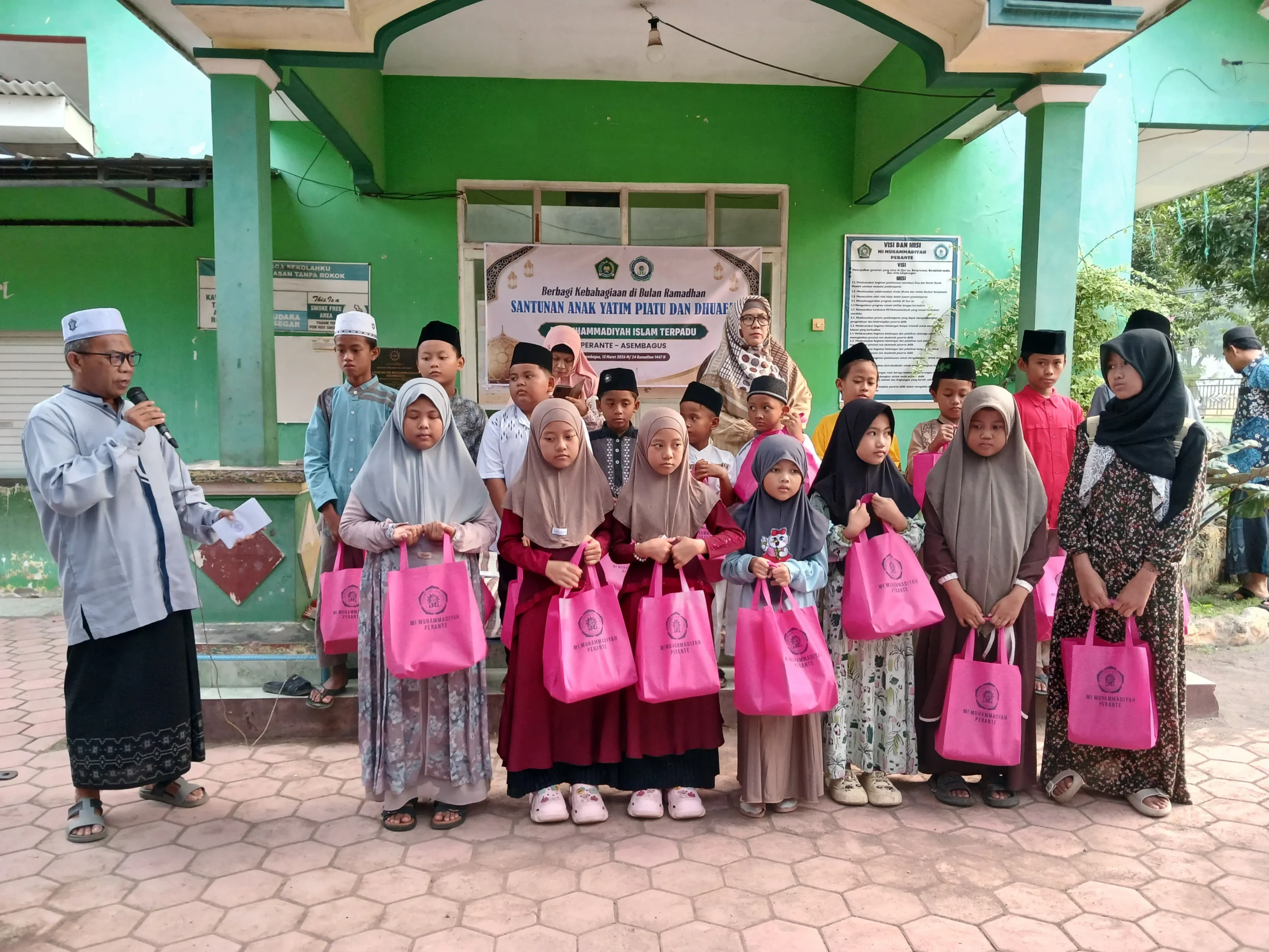 Donasi Wali Murid, MI Muhammadiyah Perante Santuni Yatim dan Dhuafa