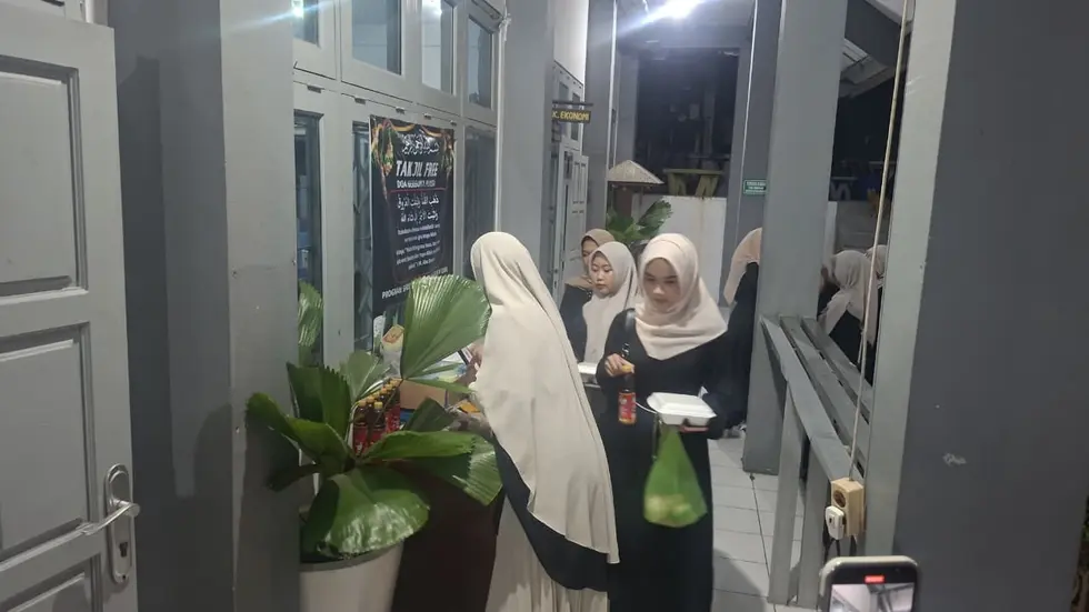 Dosen Prodi Manajemen UMG Siapkan Takjil Gratis bagi Sivitas Akademika